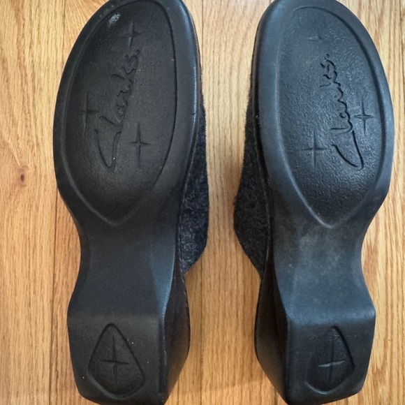 Clarks Women's Black leather slip on clogs mules, like new, size 9 - Picture 2 of 4